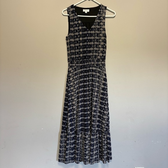 Evereve Navy and White Patterned Midi Dress - Picture 2 of 7